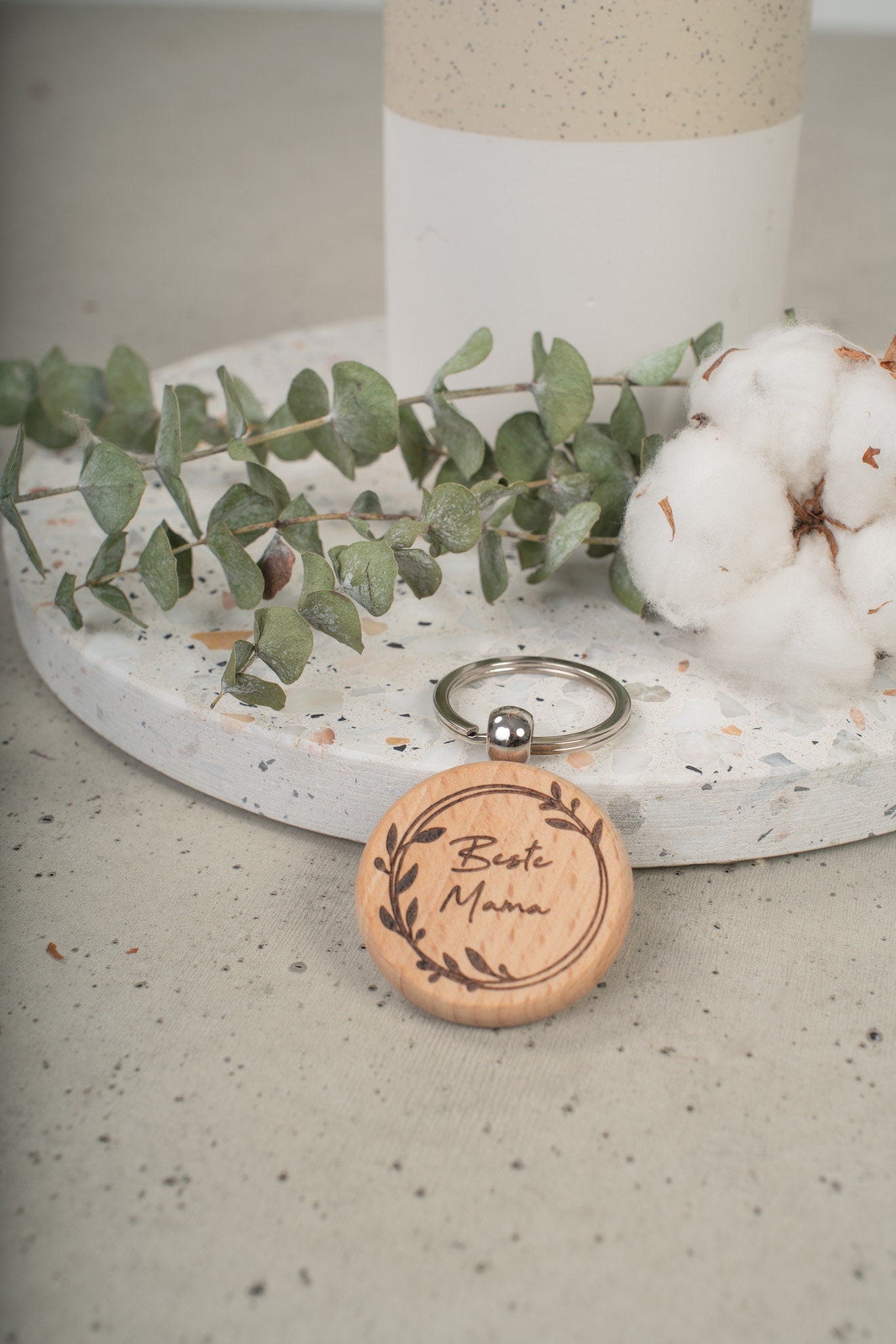 Runder Schlüsselanhänger Aus Holz Mit Lasergravur Blätterkranz "Beste Mama", Bester Papa, Opa, Beste Oma, Geschenk Zum Geburtstag von EisenwaldManufaktur