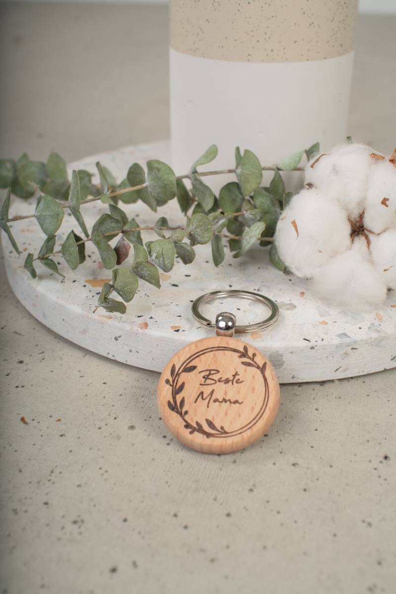 Runder Schlüsselanhänger Aus Holz Mit Lasergravur Blätterkranz "Beste Mama", Bester Papa, Opa, Beste Oma, Geschenk Zum Geburtstag von EisenwaldManufaktur