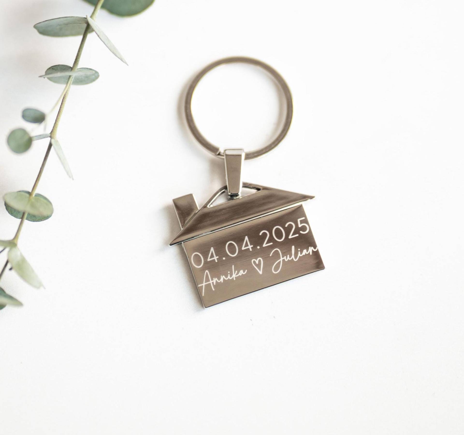 Schlüsselanhänger in Form Eines Hauses Aus Edelstahl Mit Wunschnamen Und Daten Perfekt Als Geschenk Zum Valentinstag von EisenwaldManufaktur