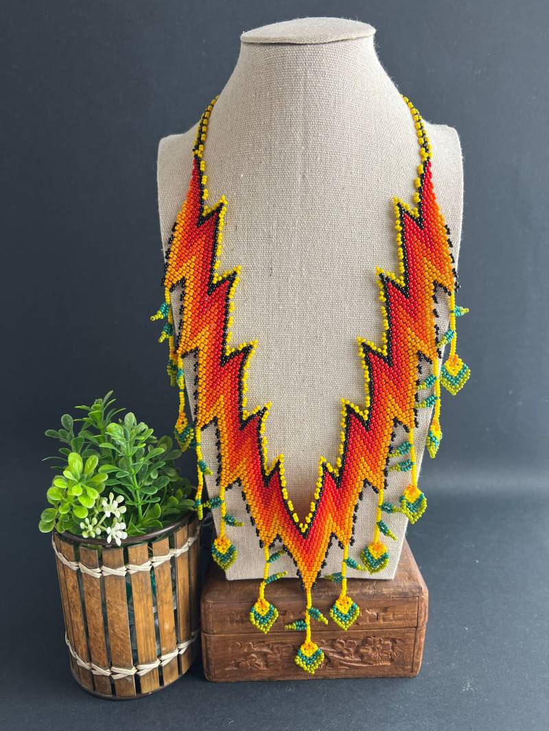 Funky Perlen Halskette, Handgemachte Statement Feuer Boho Saatperlen Huichol Vintage Halskette von Eklectyc