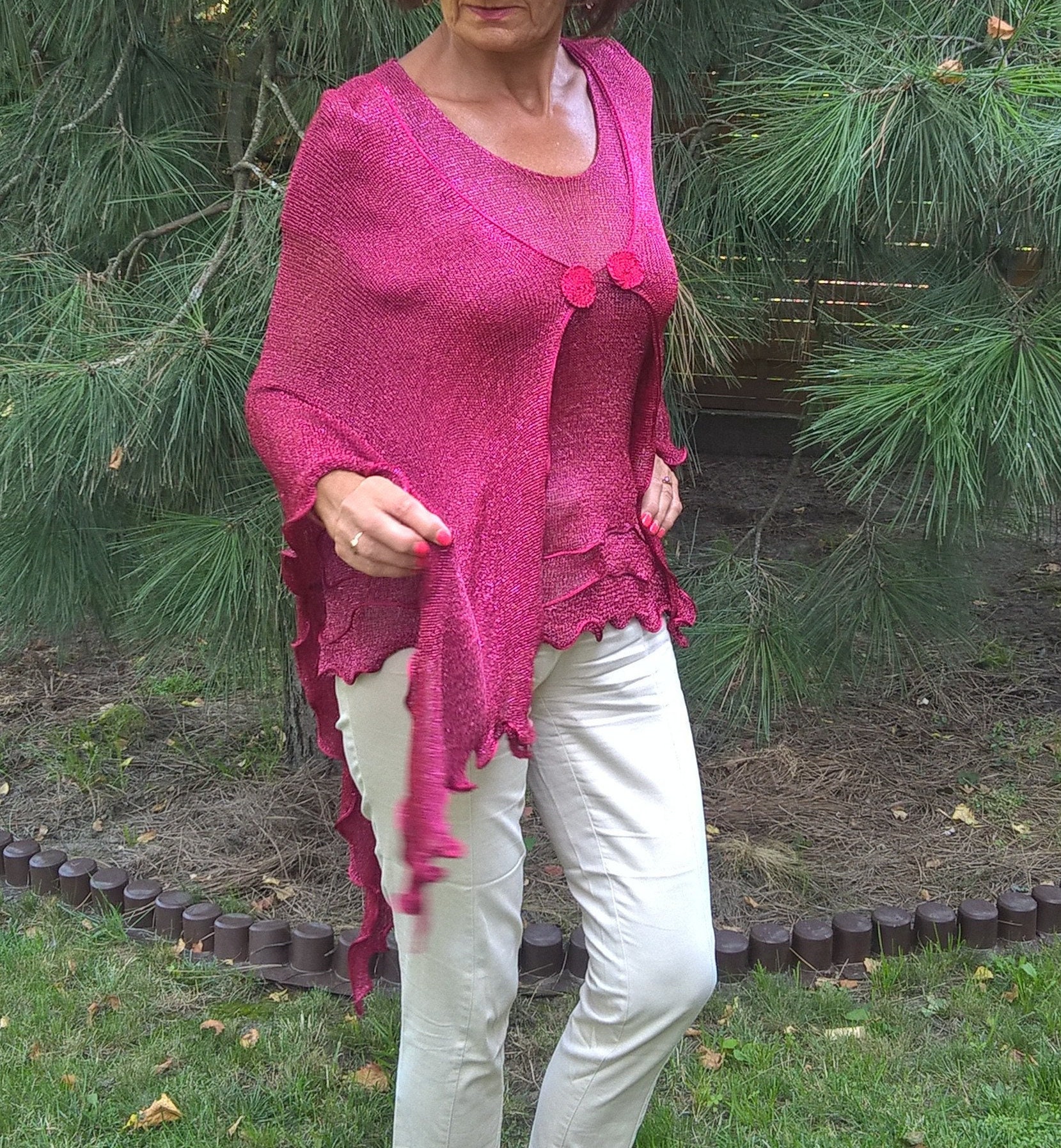 Formelle Kleidung Mit Fuchsiafarbener Bluse Und Punsch. Zweiteiliges Set. Ein Zwilling Aus Viskoseseide Formelle Kleidung Mit Fuchsiafarbener Bluse Und Punsch. Zweiteiliges Set. Ein Zwilling Aus Viskoseseide von EkoLniano