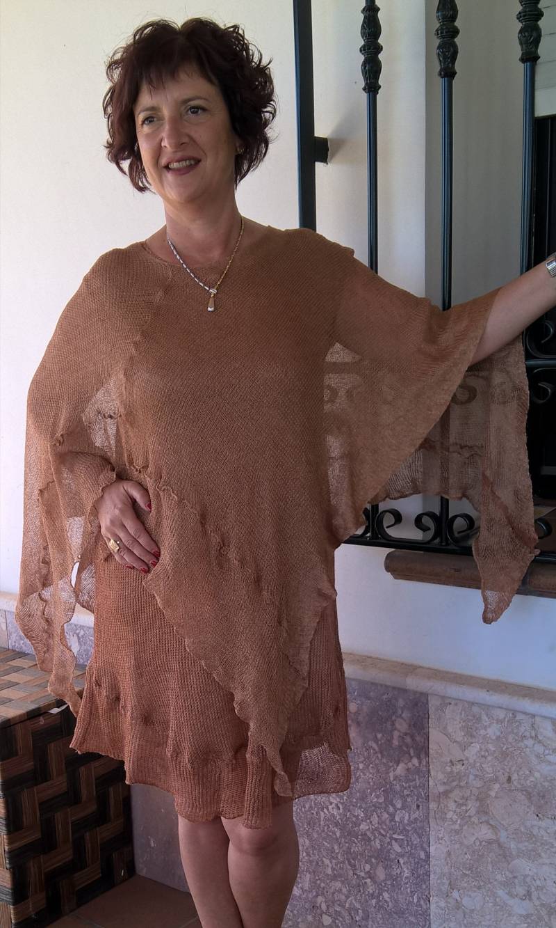 Leinenset Mit Einer Honigfarbenen Tunika. Tunika Und Poncho, 2-Teiliges Set Aus Honigfarbenem Leinen von EkoLniano