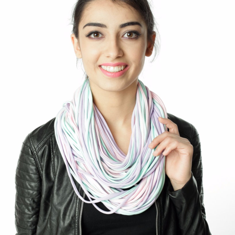 Die Strickkette Aus 100 % Baumwolle, Pastellfarben, Streifen, Loop, Rundschal Party Die Strickkette Aus 100 % Baumwolle, Pastellfarben, Streifen, Loop, Rundschal Party von Ekoszale