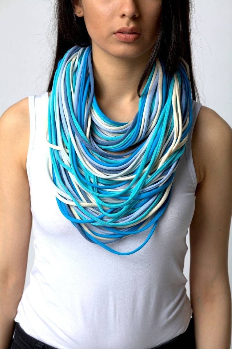 Die Strickkette Aus 100 % Baumwolle, Streifen, Loop, Rundschal Creme, Jeans, Himmelblau Die Strickkette Aus 100 % Baumwolle, Streifen, Loop, Rundschal Creme, Jeans, Himmelblau von Ekoszale