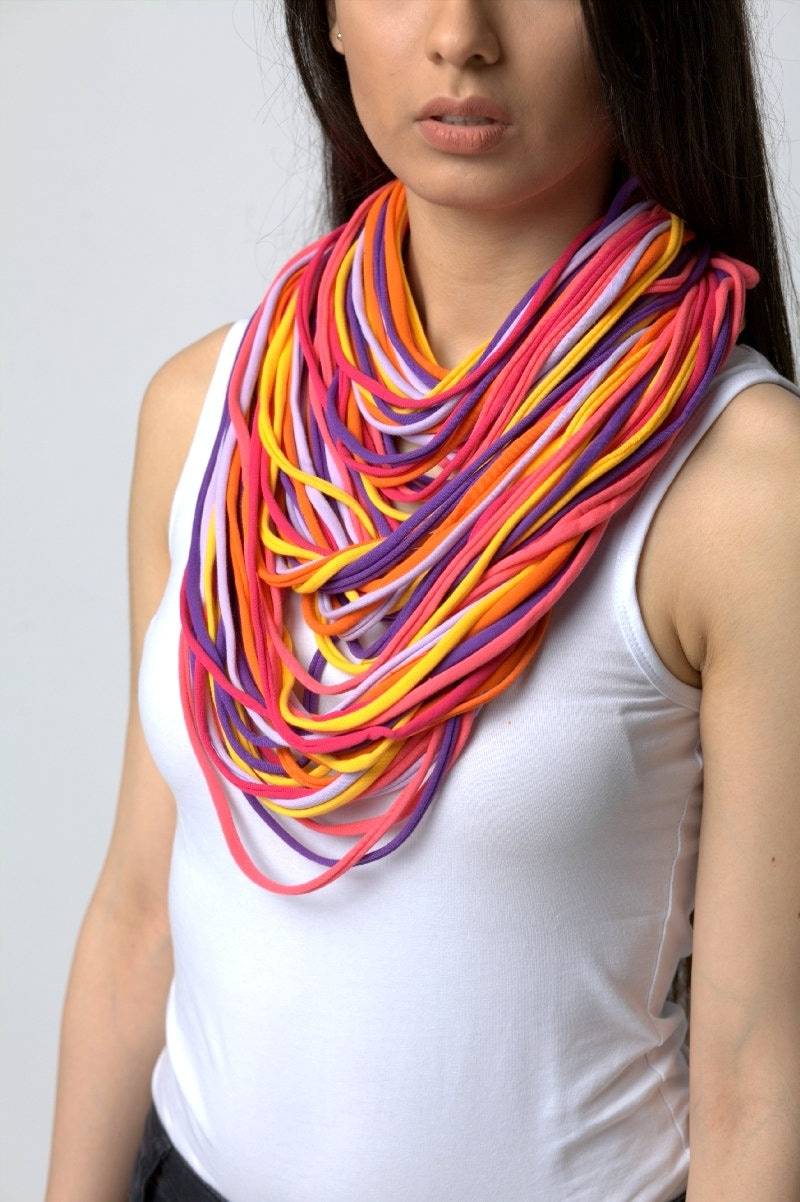 Die Strickkette Korallenrot, Kanariengelb, Violett Die Strickkette Korallenrot, Kanariengelb, Violett von Ekoszale