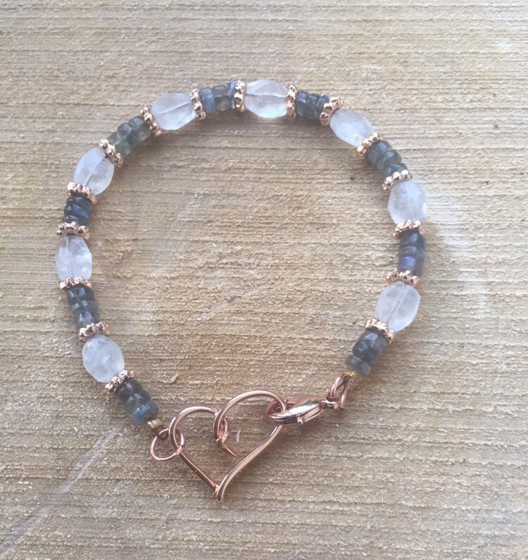 Armband Mit Labradorit - Und Mondsteinperlen Rosévergoldeten Details von EksterBijoux