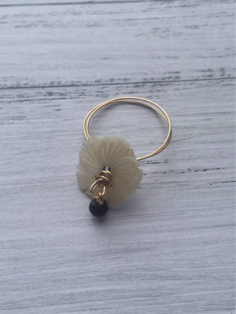 Goldgefüllter Ring Mit Einer Perlmuttblüte Und Beweglichen Spinellperle von EksterBijoux