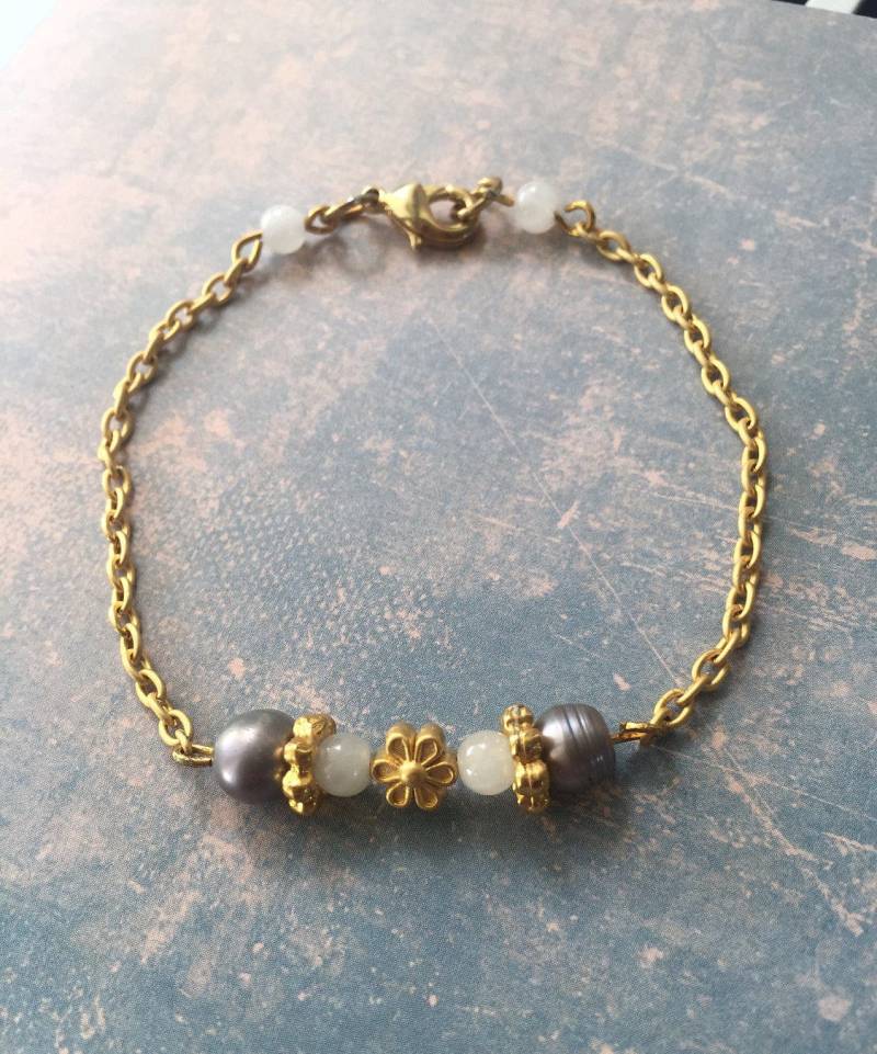 Matt Vergoldetes Armband Mit Weißer Jade Und Grauen Süßwasserperlen von EksterBijoux