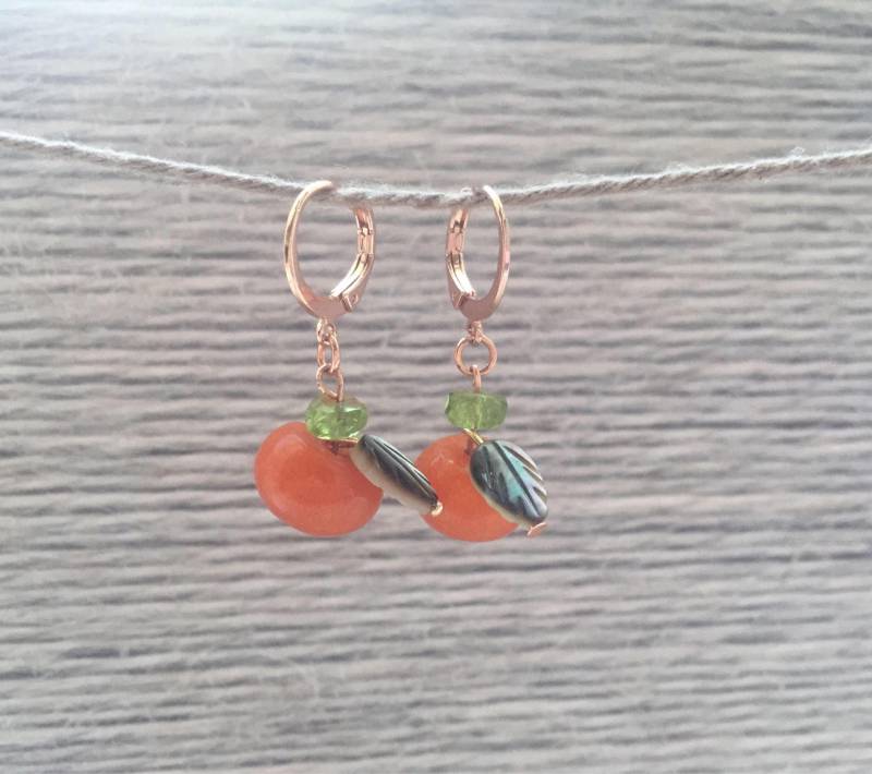 Rose Gold Vergoldet Ohrringe Mit Kürbissen Aus Orange Jade, Perlmutt Und Peridoot von EksterBijoux
