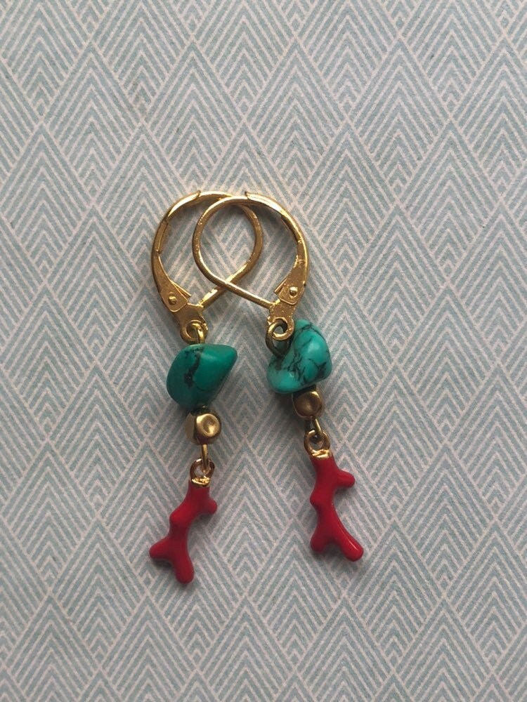 Vergoldete Ohrringe Mit Türkisfarbenen Perlen Und Emaille-Anhänger in Form Eines Korallenzweigs von EksterBijoux