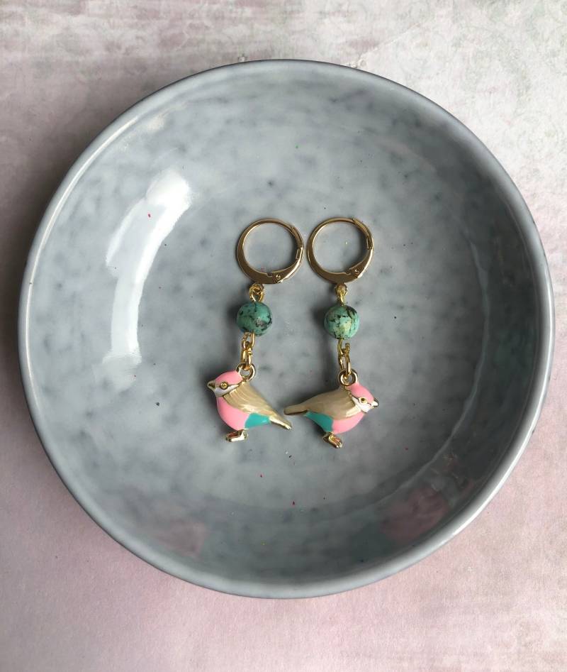 Vergoldete Ohrringe Mit Türkisfarbenen Perlen Und Emaillierten Vogelanhängern von EksterBijoux