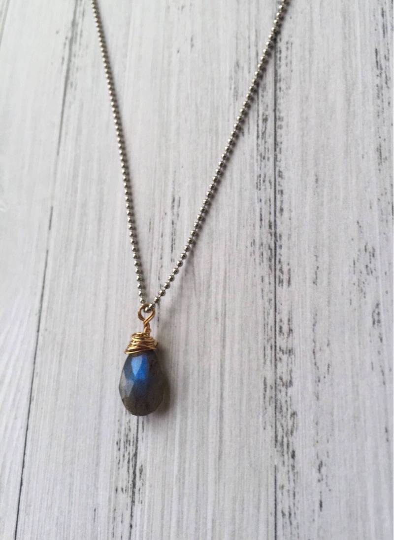 Vergoldeter Labradorit An Einer Versilberten Kette Mit Vergoldetem Verschluss von EksterBijoux