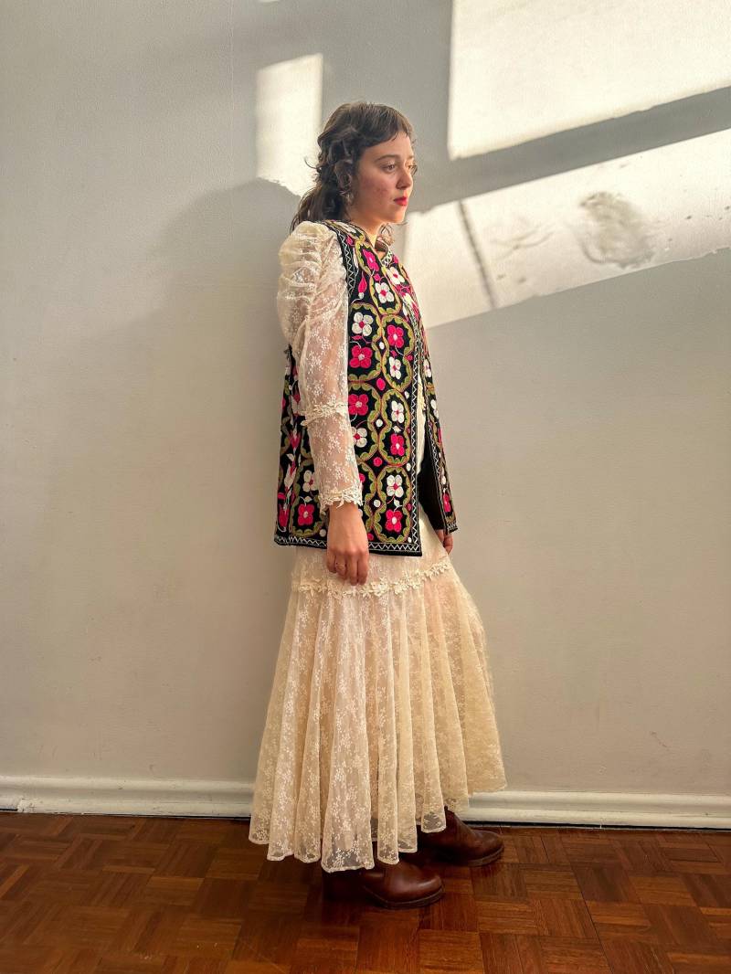 Seltene 1970S Hand Bestickte Blümchen Weste/Boho Woodstock Schwarz Pink Grün Weiß Xs-M von ElaNavegaStore