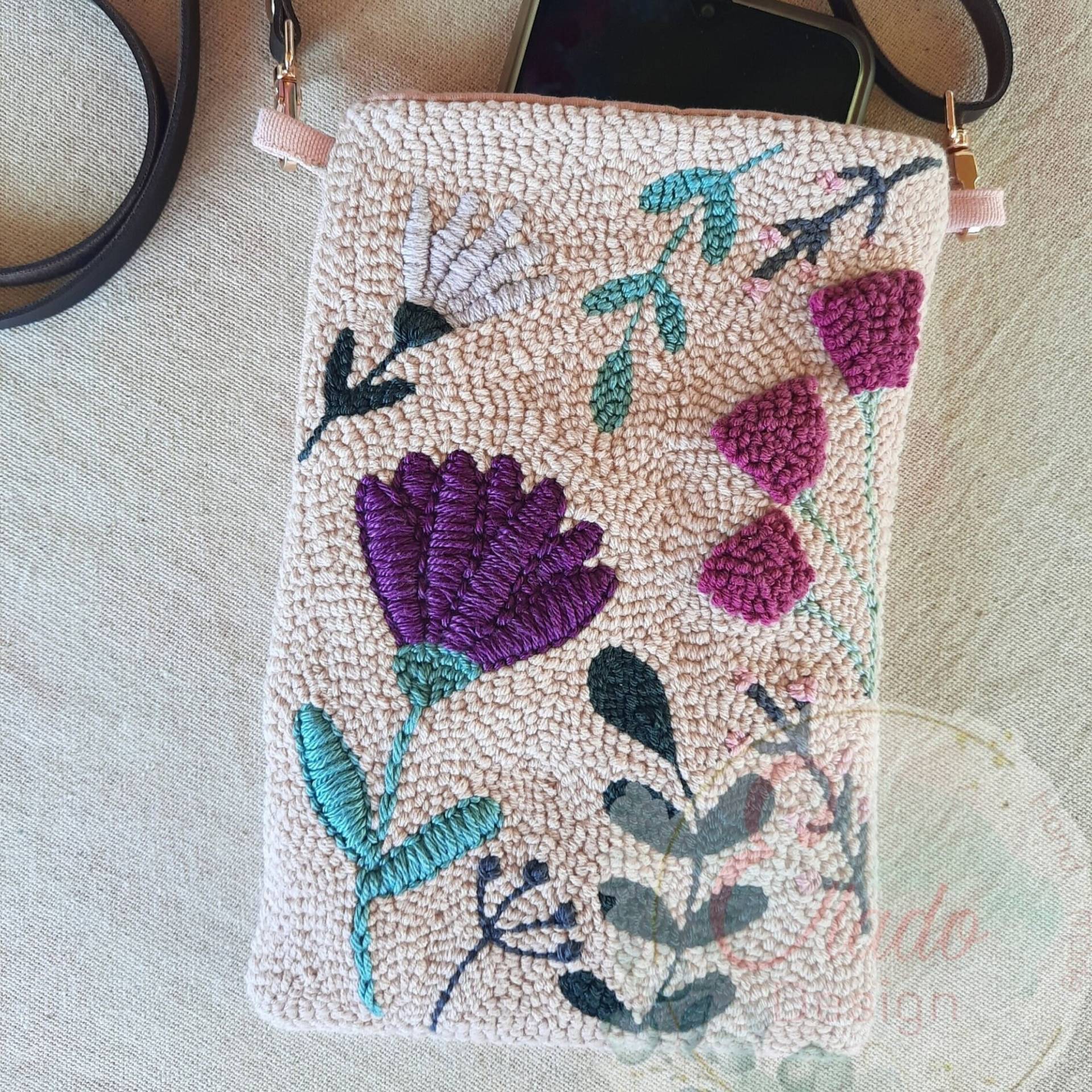 Lila Blume Gestickte Mini Crossbody Handytasche, Punch Needle Bag, Geschenke Für Frauen von EladoDesign