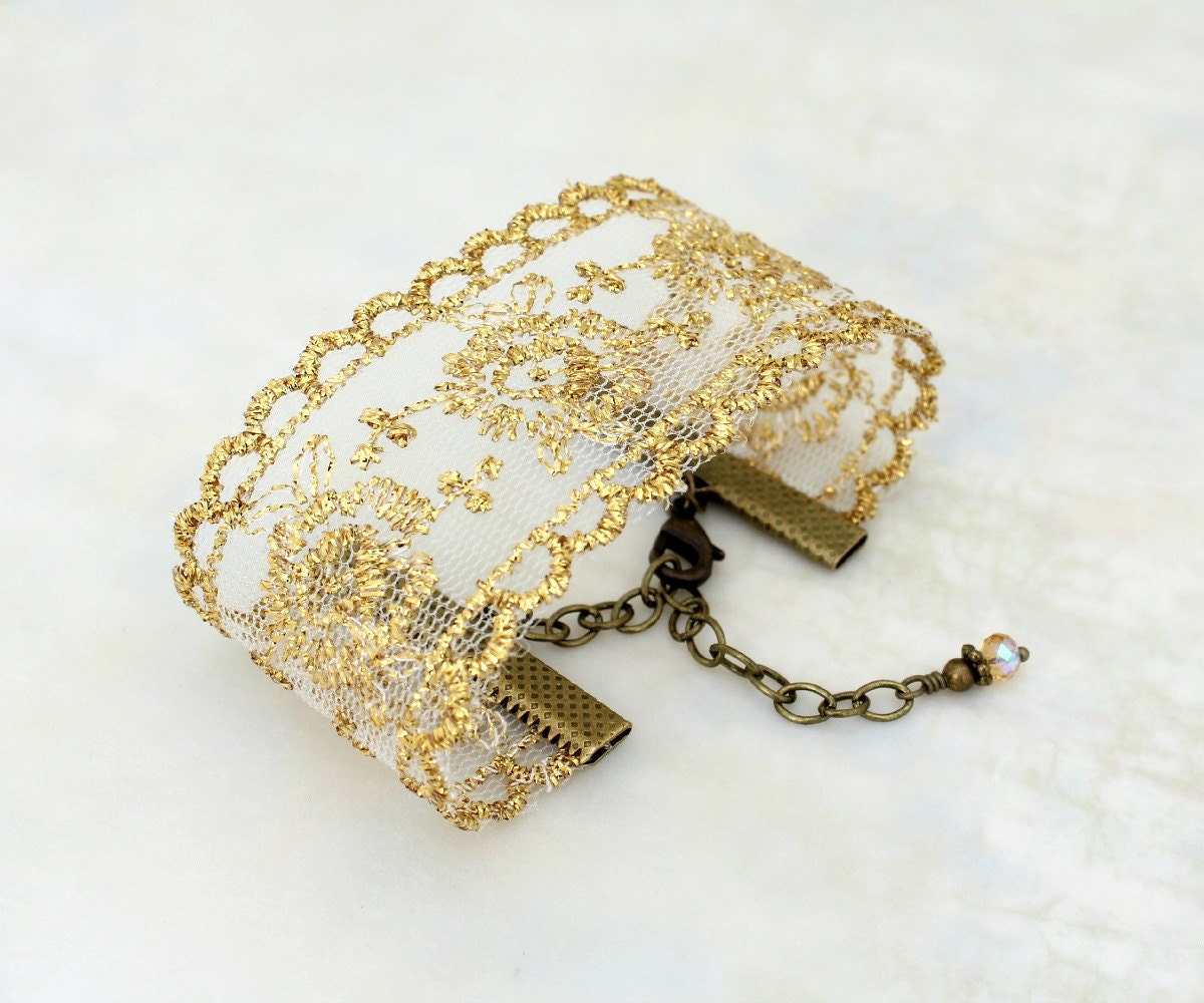 Goldfarbenes Spitzenarmband - Verstellbares Bandarmband Mit Goldfarbener Schnur Auf Einer Netzbasisborte Schleifenschmuck Goldfarbenes Spitzenarmband - Verstellbares Bandarmband Mit Goldfarbener Schnur Auf Einer Netzbasisborte Schleifenschmuck von ElainaLouiseStudios