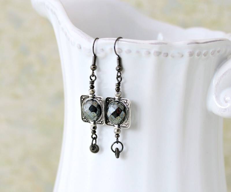 Gothic Dark World Ohrringe - Drehende Schwarze Facettierte Glasperlen in Einem Antik Silber Rahmen Schwarze Schmuck Gothic Dark World Ohrringe - Drehende Schwarze Facettierte Glasperlen in Einem Antik Silber Rahmen Schwarze Schmuck von ElainaLouiseStudios