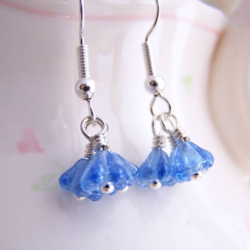 Winzige Blaue Blumenohrringe Inspiriert Von Den Blumenfeen, Die Am Himmel Tanzen Winzige Blaue Blumenohrringe Inspiriert Von Den Blumenfeen, Die Am Himmel Tanzen von ElainaLouiseStudios