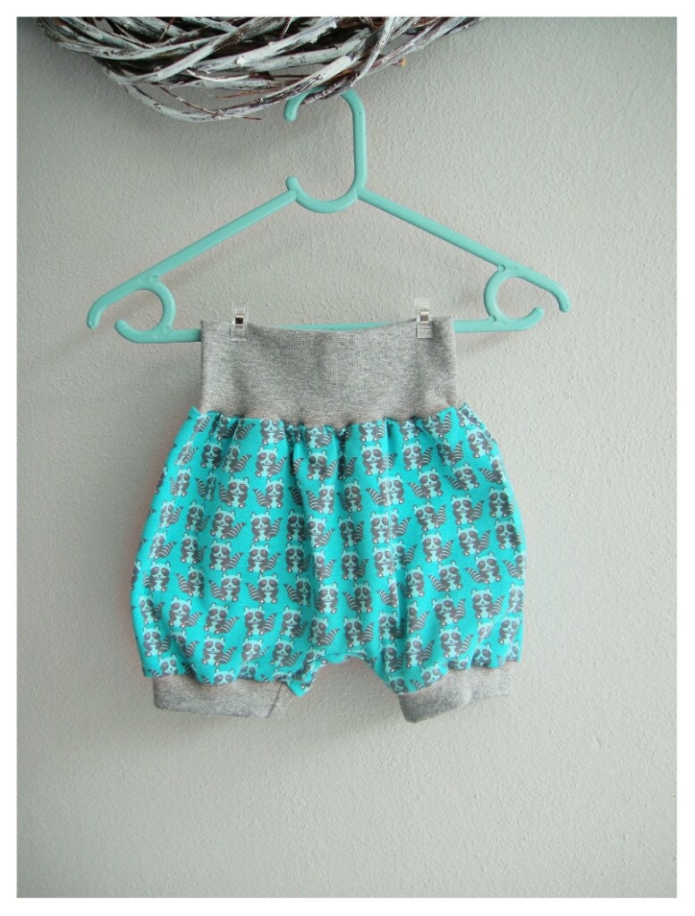 Kurze Pumphose, Gr.80/92, Waschbär, Türkis, Grau von ElaineDesignBoutique