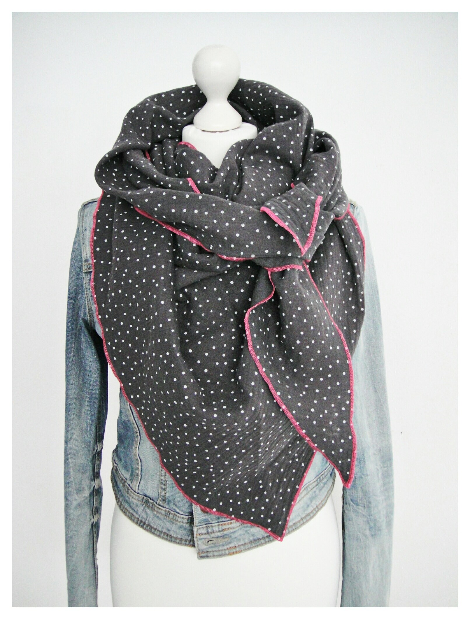 xxl Dreieckstuch, Musselin, Dunkelgrau/Weiß/Pink, Punkte , Musselintuch von ElaineDesignBoutique