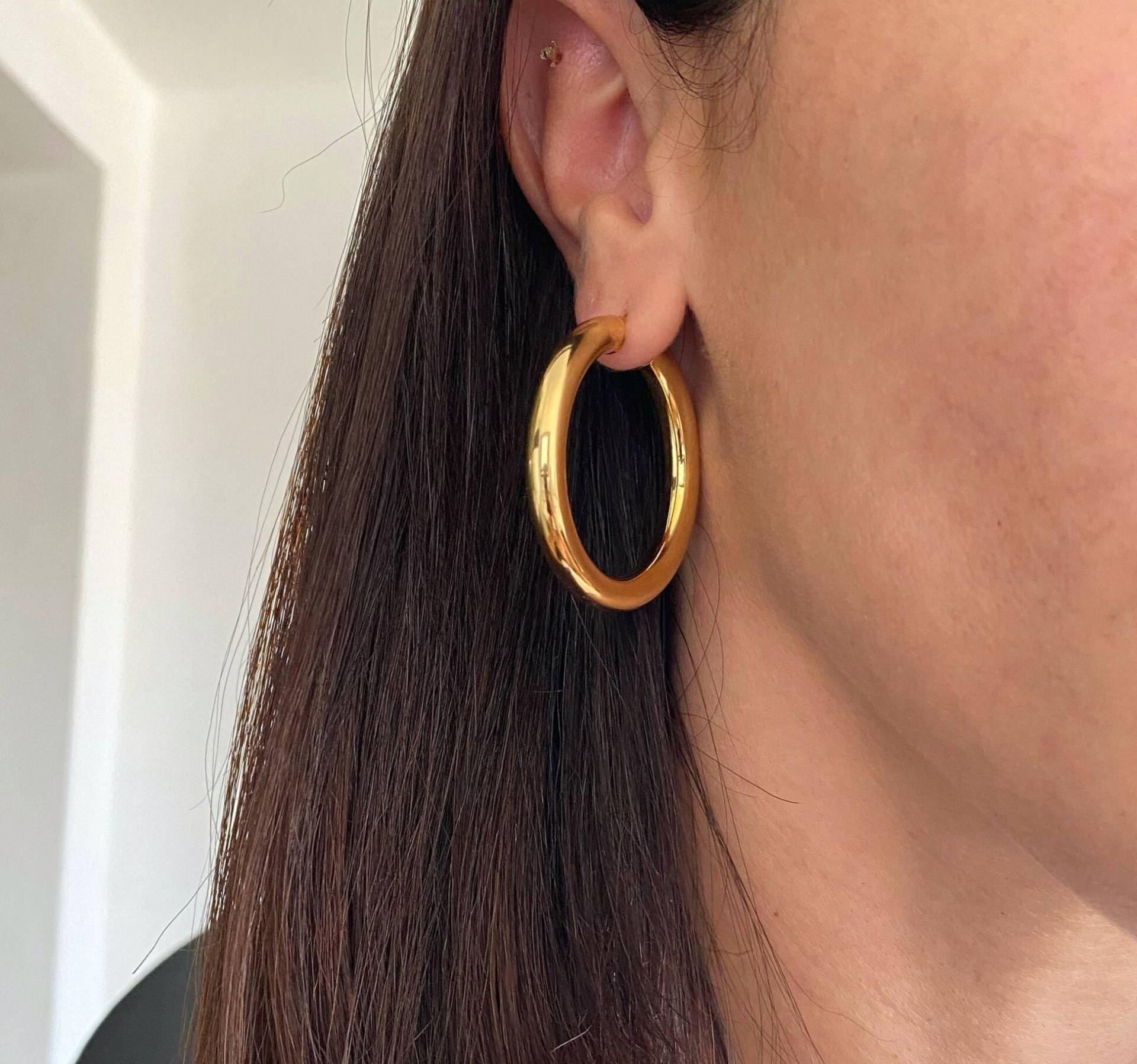 Große Gold Creolen Ohrringe, 40 Mm Classic Big Huggie von Elanistudio