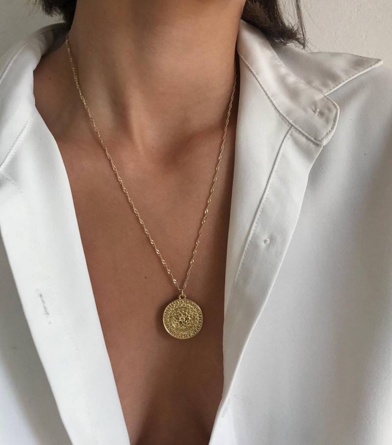 Vergoldete Medaillon-Halskette, Zierliche Münze Anhänger Auf Gedrehte Kette von Elanistudio