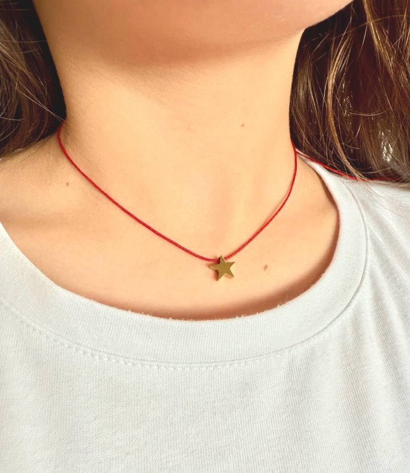 Dainty Red String Necklace - Minimalist Good Luck Jewelry, With Stainless Steel Gold Star von ElanovaJewelry