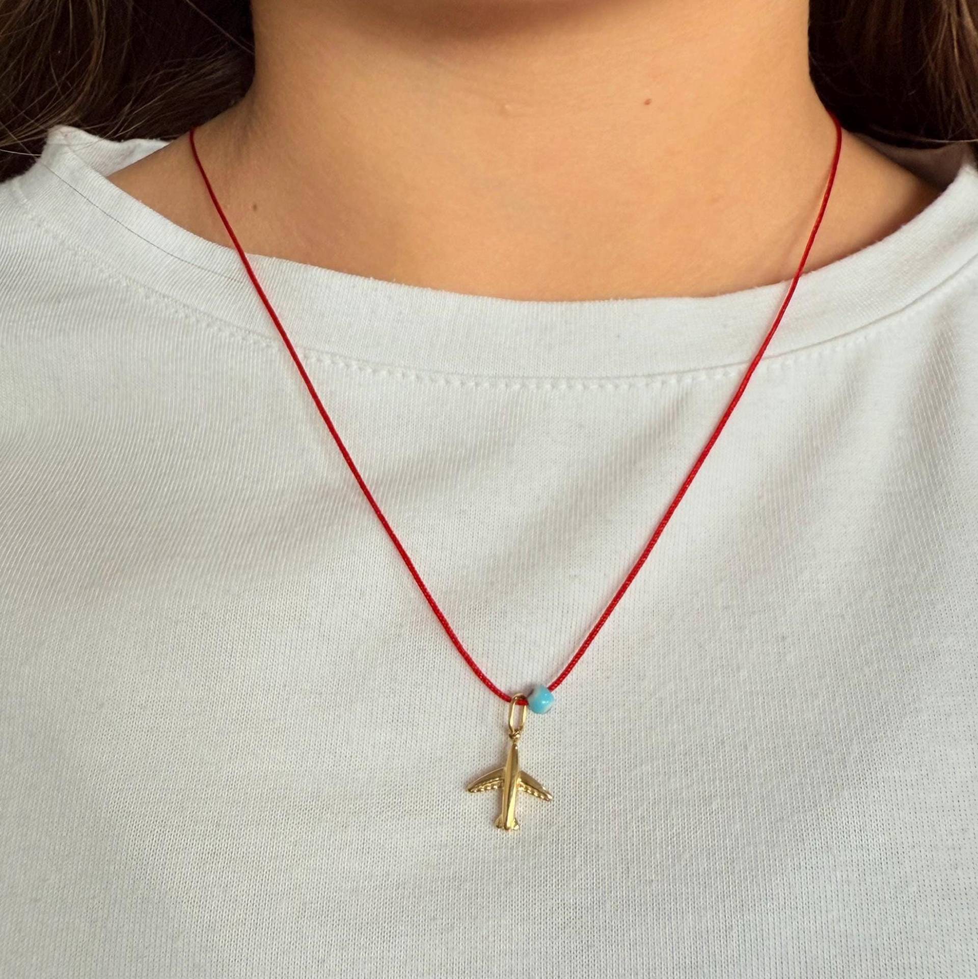 Dainty Red String Necklace With Airplane Charm - Waterproof Necklace Minimalist Good Luck Jewelry von ElanovaJewelry