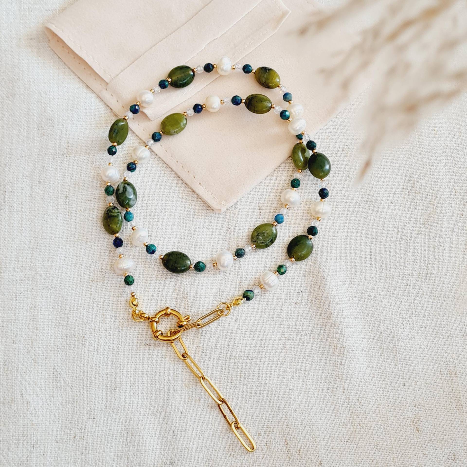 Emerald & Freshwater Pearl Pendant Necklace, Gold Beaded Minimalist Gemstone Jewelry, Gift For Her von ElanovaJewelry