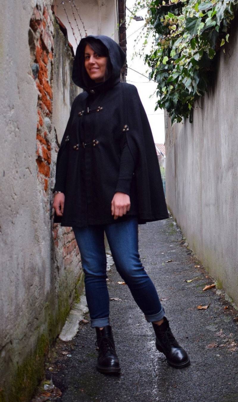 Schwarzer Umhang Mit Nietenknebeln Und Kapuze Schwarzer Umhang Mit Nietenknebeln Und Kapuze von Elanthia