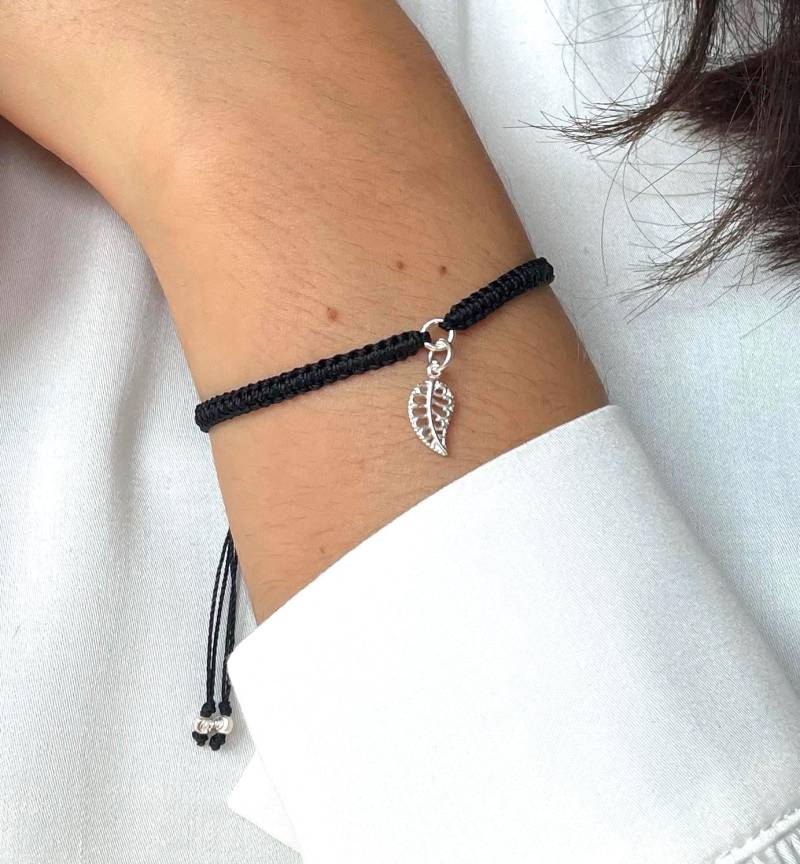 Mikro-Makramee Armband Mit Blatt Anhänger - 925 Sterling Silber, Verstellbar, Handgeknüpft Silberperlen, Boho, Elegant, Schwarz-Silber Mikro-Makramee Armband Mit Blatt Anhänger - 925 Sterling Silber, Verstellbar, Handgeknüpft Silberperlen, Boho, Elegant, Schwarz-Silber von ElarisJewellery