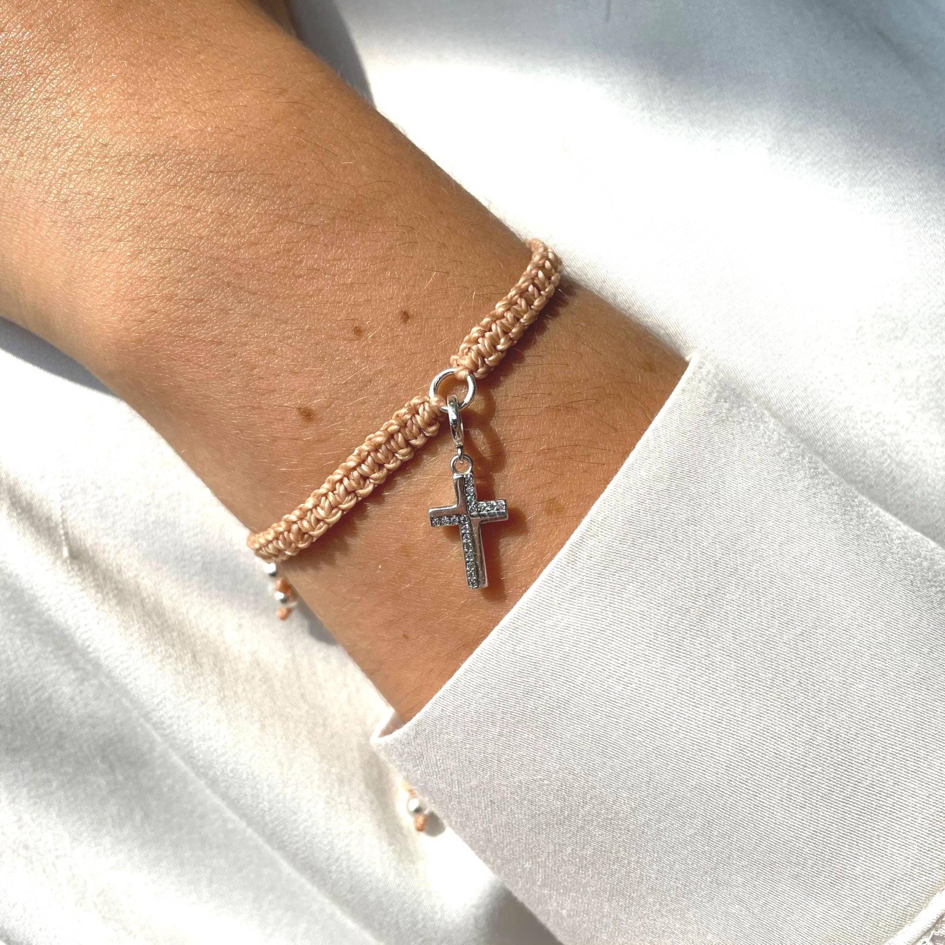 Mikro-Makramee Armband Mit Kreuz Anhänger - 925 Sterling Silber, Verstellbar, Handgeknüpft Silberperlen, Boho, Elegant, Beige-Silber Mikro-Makramee Armband Mit Kreuz Anhänger - 925 Sterling Silber, Verstellbar, Handgeknüpft Silberperlen, Boho, Elegant, Beige-Silber von ElarisJewellery
