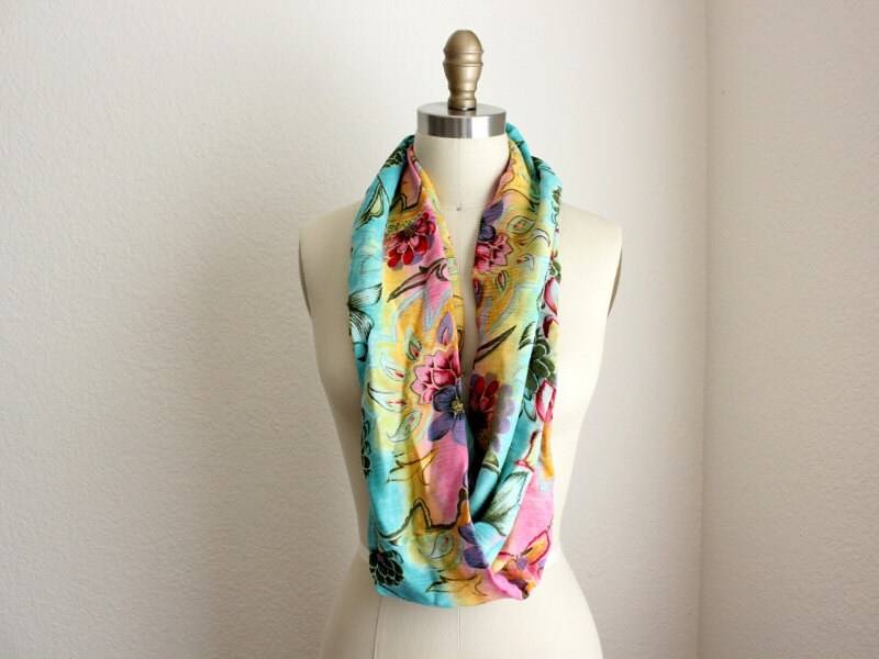 Upcycled Blumendruck Infinity Schal von ElasIdeaDesigns