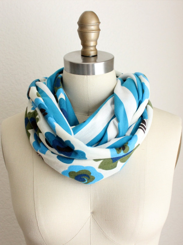 Wende Blauer Streifen Und Floraler Infinity Schal Wende Blauer Streifen Und Floraler Infinity Schal von ElasIdeaDesigns