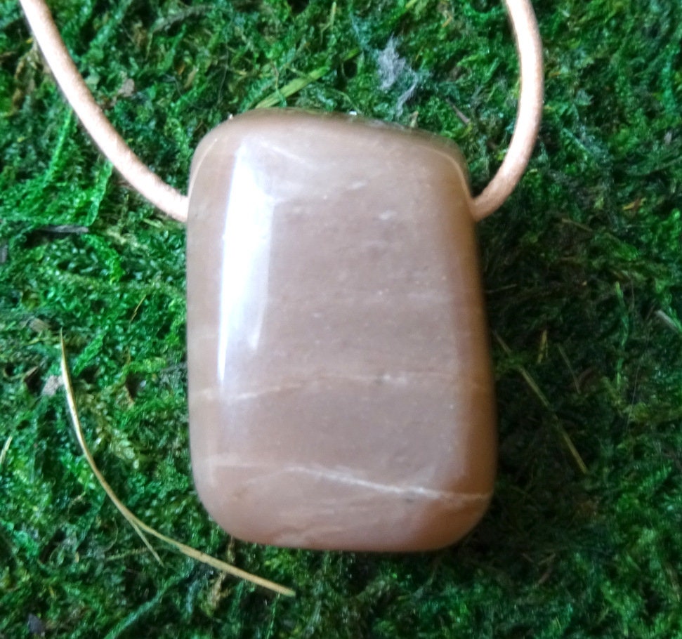 Grosser Mondstein Mit Lederband, Lachsfarbe von ElasSteine