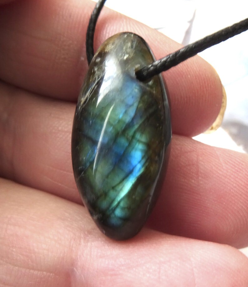 Labradorit, Labradoritanhänger Olive 3 von ElasSteine