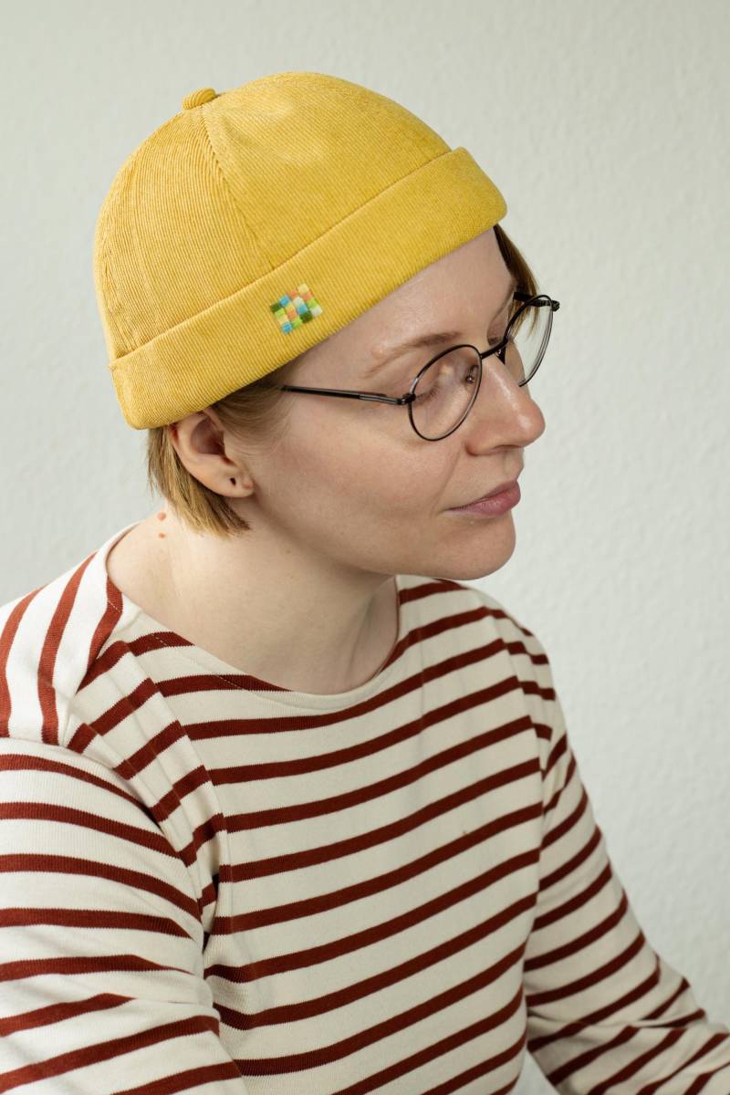 Corduroy Docker Cap With Hand Embroidery von ElbeStitchLab