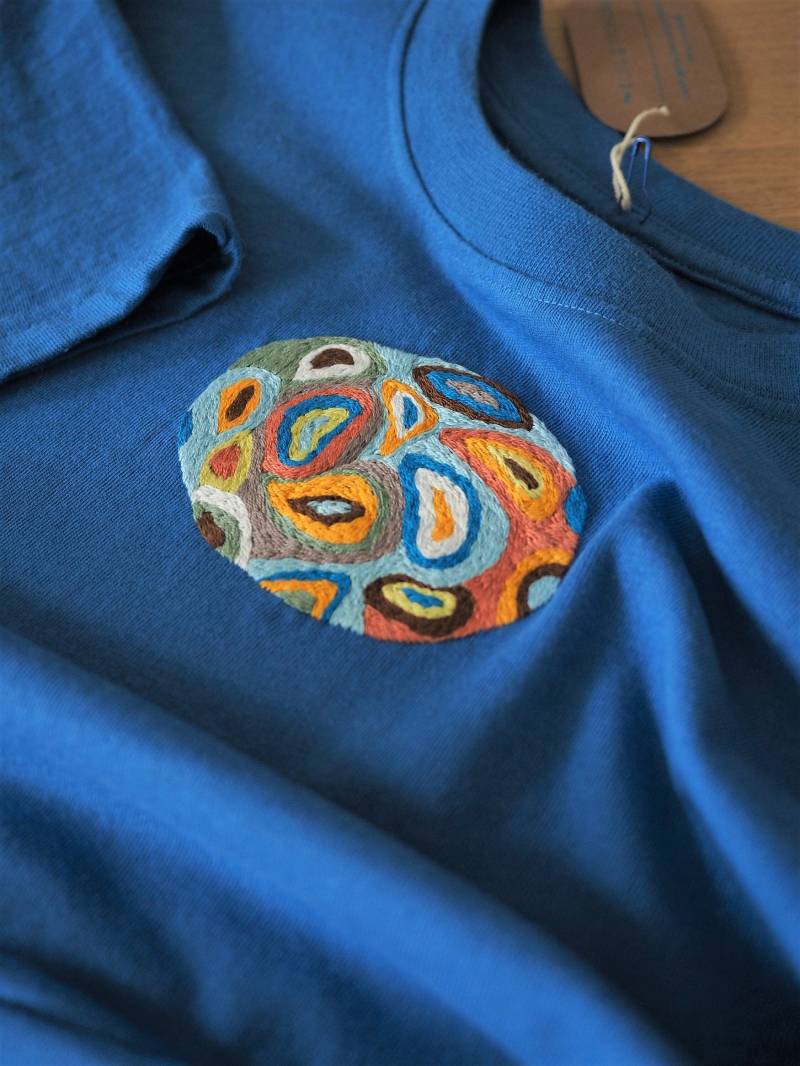 Hand Embroidered T-Shirt With Abstract Pattern von ElbeStitchLab