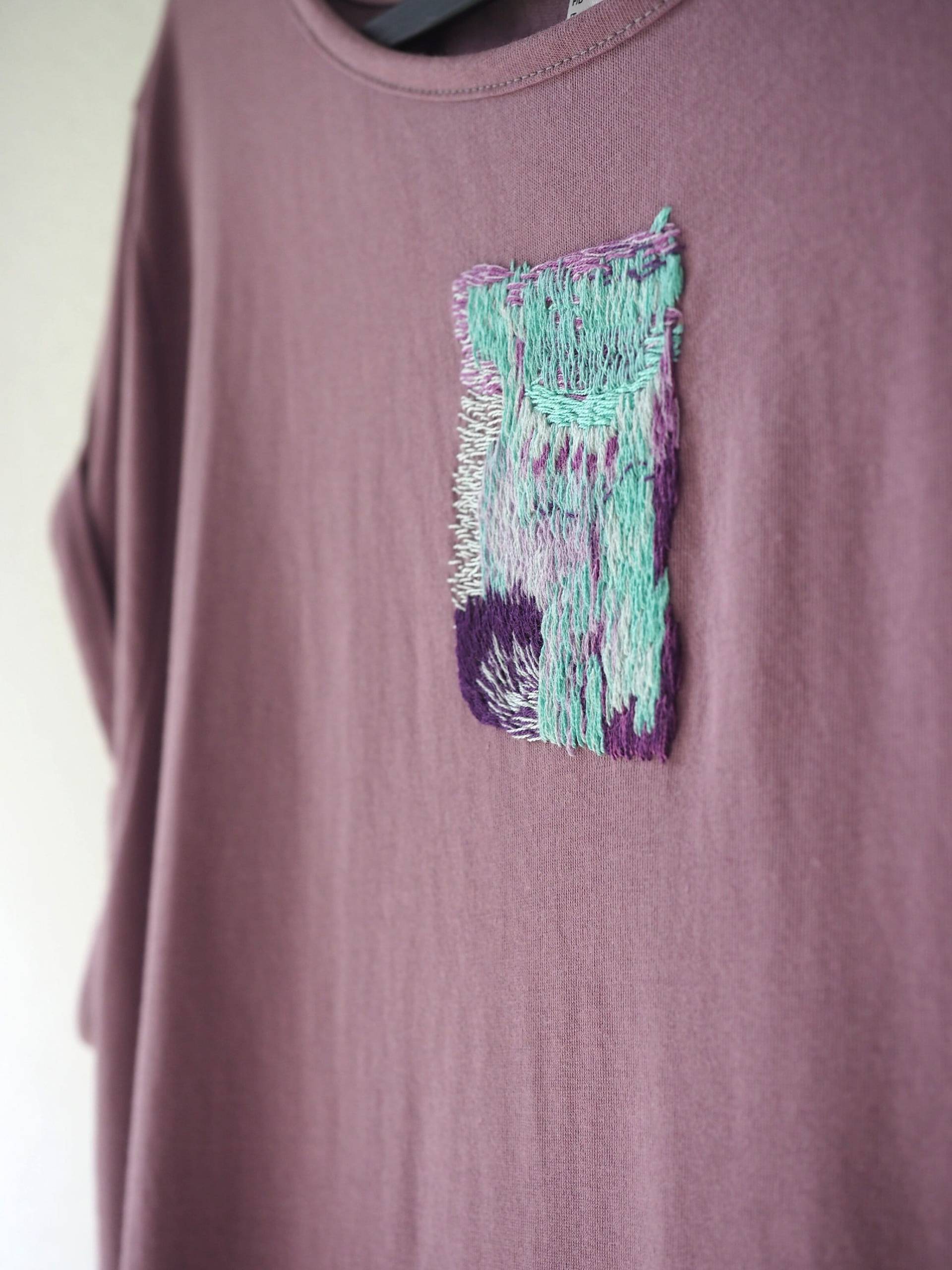 Hand Embroidered T-Shirt With Abstract Pattern Hand Embroidered T-Shirt With Abstract Pattern von ElbeStitchLab