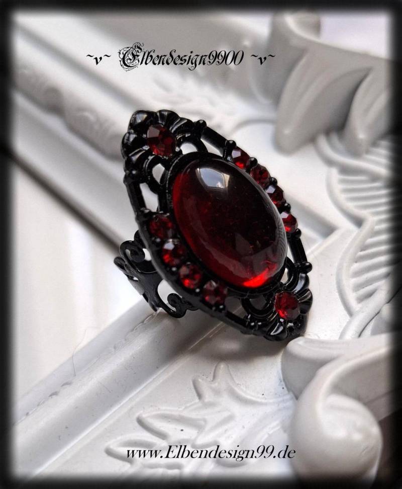 Ring Schwarz Dunkelrot Vampir Gothic Steampunk Pagan Wicca Glasstein Strass Statement Mond Hexe Avantgarde Ring Schwarz Dunkelrot Vampir Gothic Steampunk Pagan Wicca Glasstein Strass Statement Mond Hexe Avantgarde von ElbendesignsDarkside