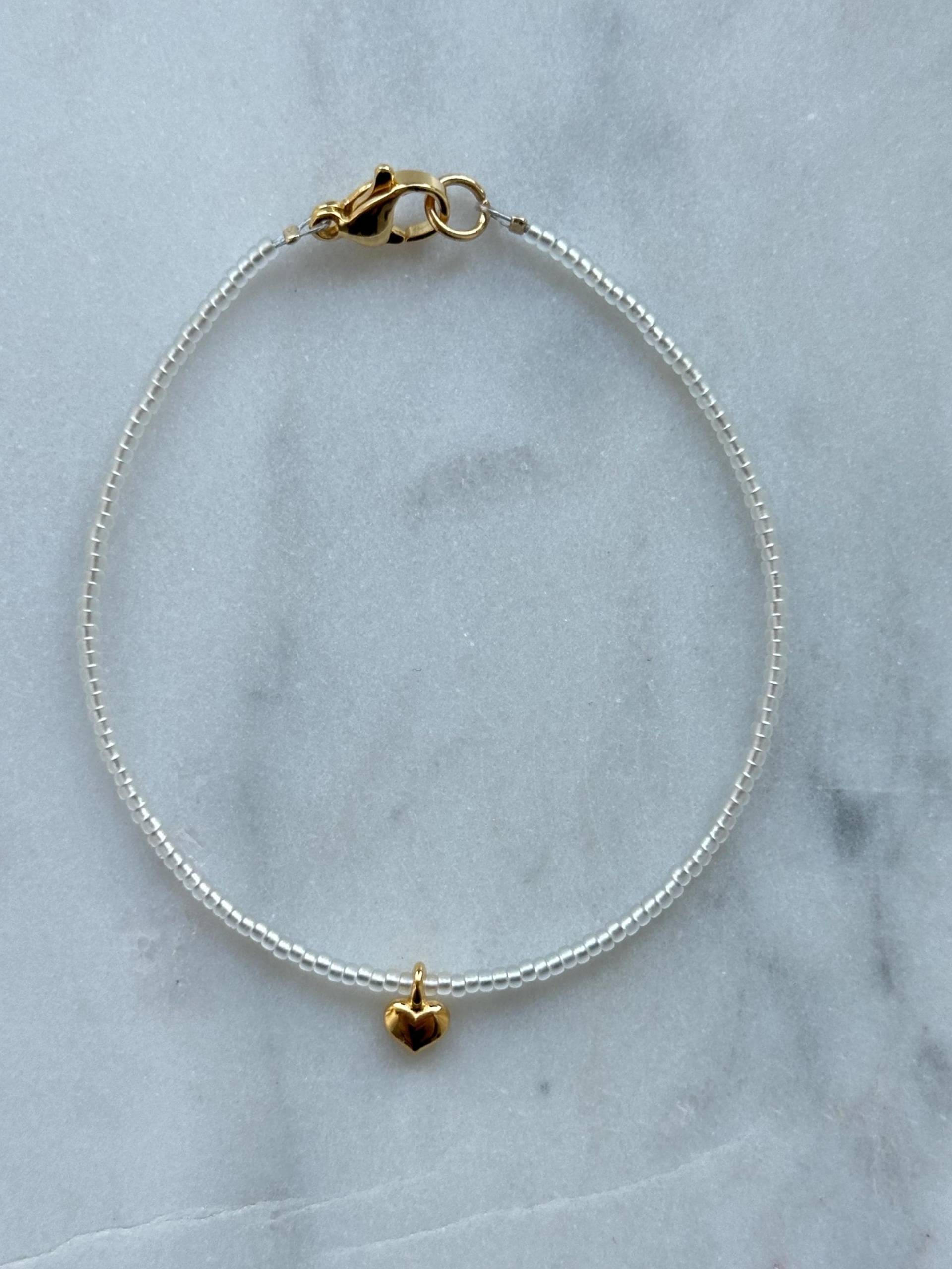 Filigranes Perlenarmband Milchig-Weiß Mit Vergoldetem Herzanhänger Filigranes Perlenarmband Milchig-Weiß Mit Vergoldetem Herzanhänger von Elbpearl