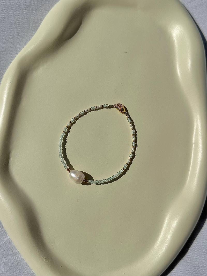 Filigranes Perlenarmband Rocailles Mintgrün-Gold Mit Echter Süßwasserperle Filigranes Perlenarmband Rocailles Mintgrün-Gold Mit Echter Süßwasserperle von Elbpearl