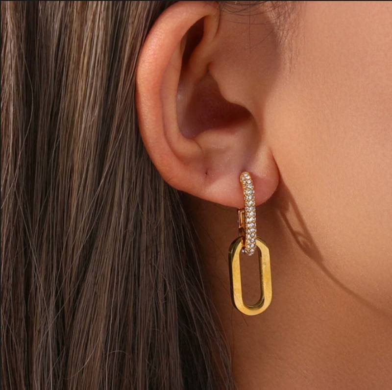 Sauvage Ohrring, Hoop Creolen Verkettet Mit Einem Anderen Ring. Elegante Ohrringe Besetzt Rosa Steinen Und Gold Ring von EldoradoRushJewlery