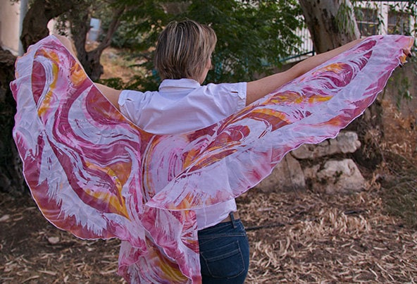 Versandbereit; Großes Handbemaltes Viskosetuch Mit Abstraktem Feuermuster; Handbemalter Außergewöhnlicher Formschal Leuchtend Rot-Orangener Flamme von EleNesSilk