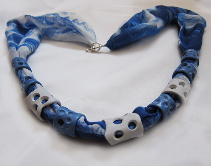 Halskette Handbemalte Seide Und Perlen Aus Polymer-Ton - Accessoire Mit Blauen Grauen Dekoration Abstraktem Muster von EleNesSilk