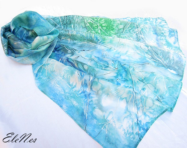 Zur Bestellung; Handbemalter Seidenschal Mit Abstraktem Grün-Türkisem Aquarellmuster; Silbernem Netz; Weihnachtsgeschenk von EleNesSilk