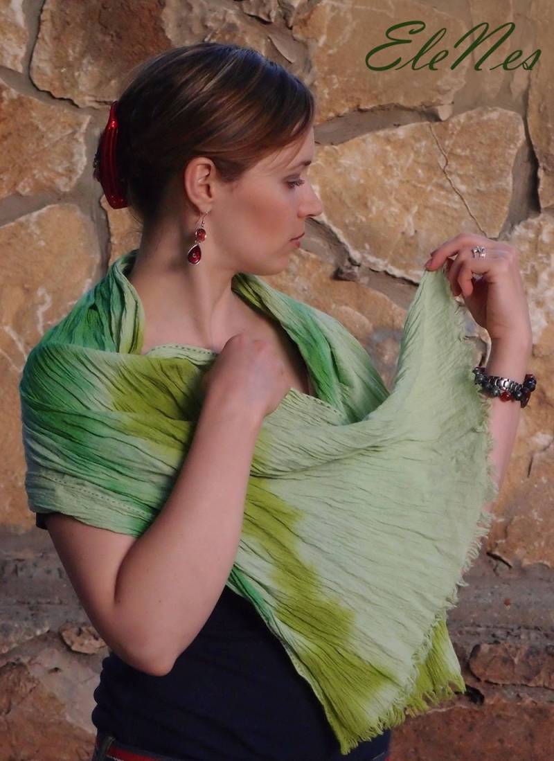 Handgefärbter Baumwollschal Im Boho-stil - Handbemalter Grün-Lime-Olive Ombre-Schal Boho Unisex Accessoire Baumwoll-Batik-Schal von EleNesSilk