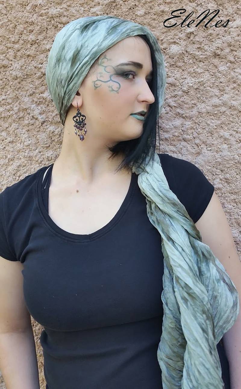 Handgefärbter Hellgrau-Olivfarbener Infinity-Schal, Große Seidenverpackung Im Boho-stil, Unisex-Mode-Accessoire, Сrush Natürlicher Seidenschal von EleNesSilk