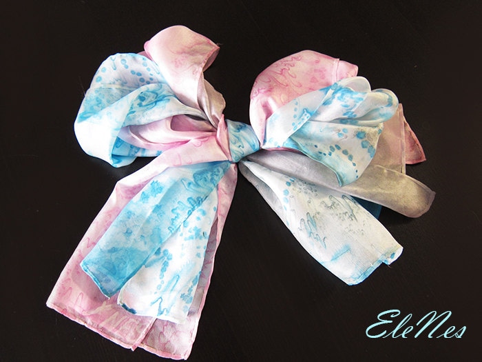 Versandbereit; Zwei Kleine Handbemalte Seidentücher; Rosa Und Blaue Schals Mit Abstraktem Aquarellmuster; Seide Zubehör von EleNesSilk