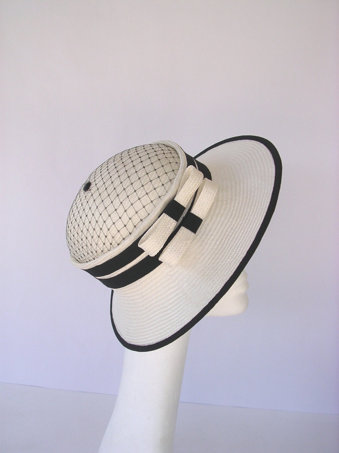 Trockene Martini - Cloche Sommer Hut Stroh Und Schwarz Parasisal Stil Vintage 1920' 1930' Trockene Martini - Cloche Sommer Hut Stroh Und Schwarz Parasisal Stil Vintage 1920' 1930' von EleanorHats