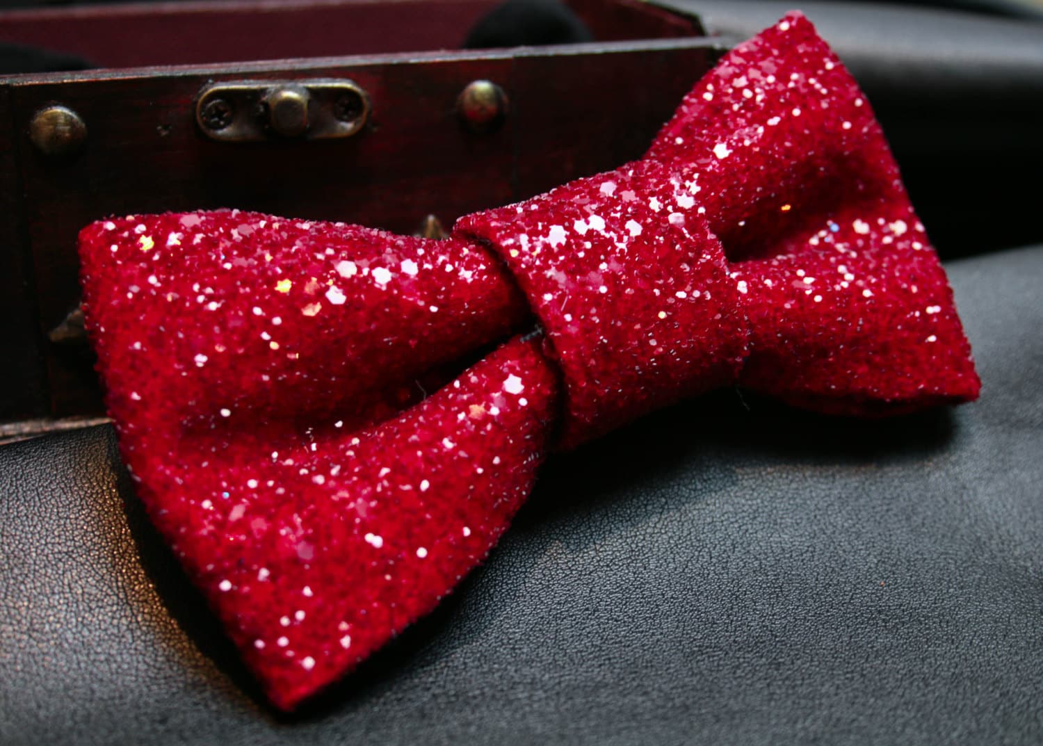 Fliege Blutrote Superglänzende Glitter Inkrustierte "Vamp" von ElectraSnow